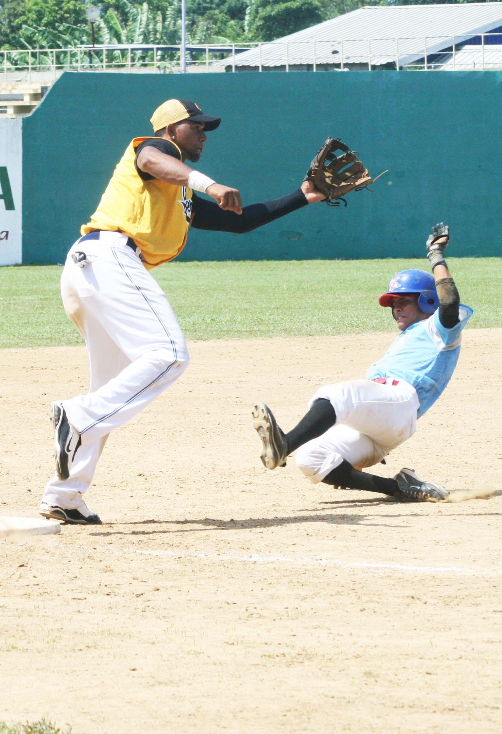 Samuel Sime observa su batazo en el encuentro frente a la Selección Dominicana